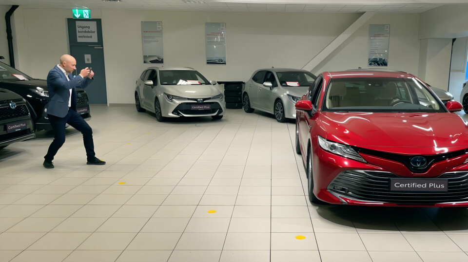 Daglig leder og gründer av Autopix demonstrerer appen hos Toyota Romerike.