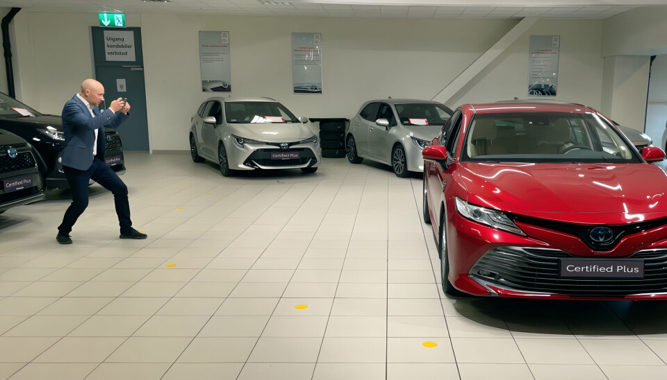Erlend Bakke, daglig leder og gründer av Autopix demonstrerer appen hos Toyota Romerike.