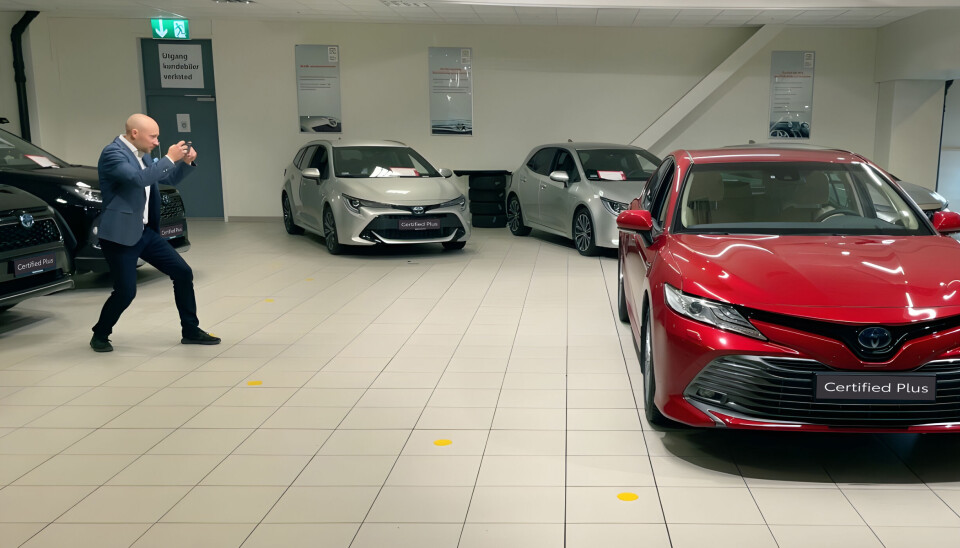 Daglig leder og gründer av Autopix demonstrerer appen hos Toyota Romerike.